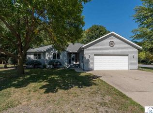 32 Edgewood Cir, North Mankato, MN 56003
