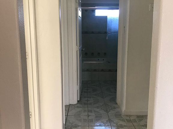 4th image of 1015 E Lincoln Ave