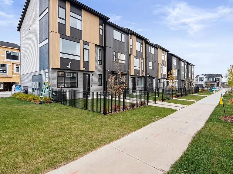 165 Element Dr N — Photo 2