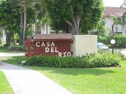 entrance into Casa Del Rio on NW 20th ST, closest off campus housing to FAU, walk to campus, less than 1/10 mile