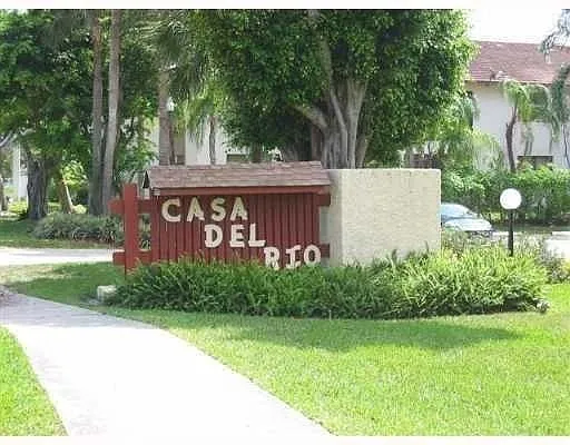entrance into Casa Del Rio on NW 20th ST, closest off campus housing to FAU, walk to campus, less than 1/10 mile - 450 NW 20th St #305