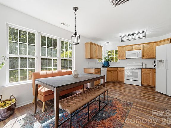 4th image of 470 Fox Ridge Ct