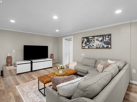 3rd image of 326 NE 34th Pl
