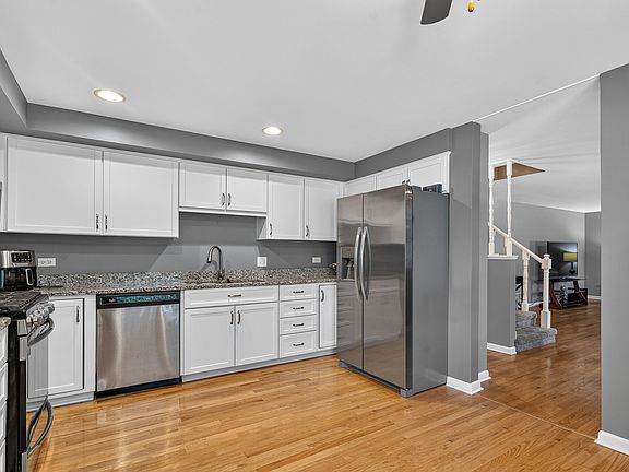 3rd image of 818 W Bonnie Ln