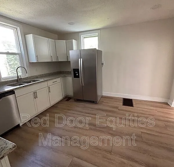421 Washington Ave — Photo 5