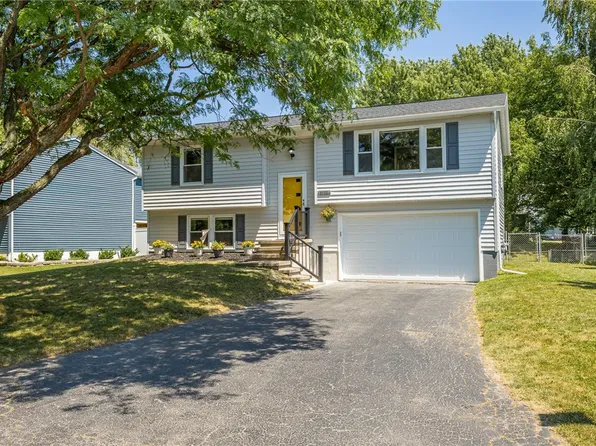 5779 Clover Meadow Ln, Farmington, NY 14425