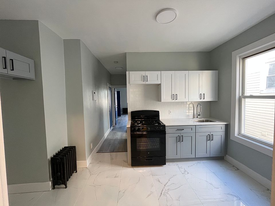 1st image of 16 Welland Ave APT 4
