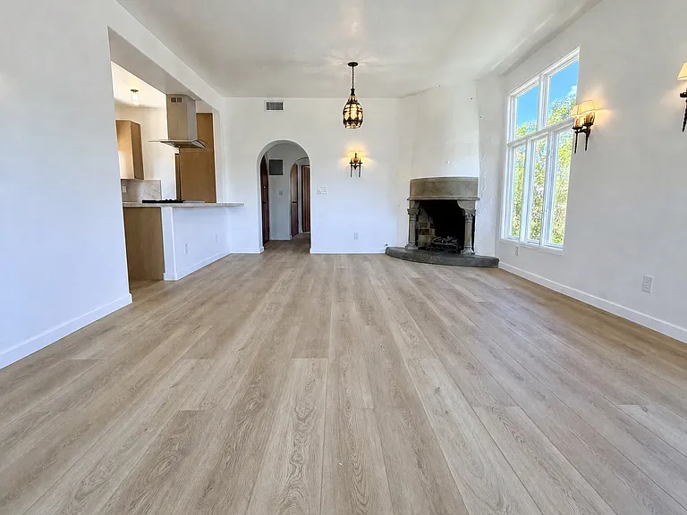 4215 E Livingston Dr #2 — Photo 2