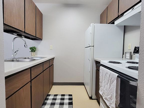 3rd image of 1621 7th St N #20