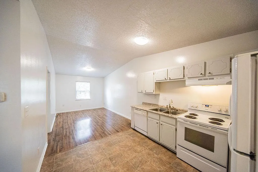 2 bed, 800 sqft, $995 — Photo 1