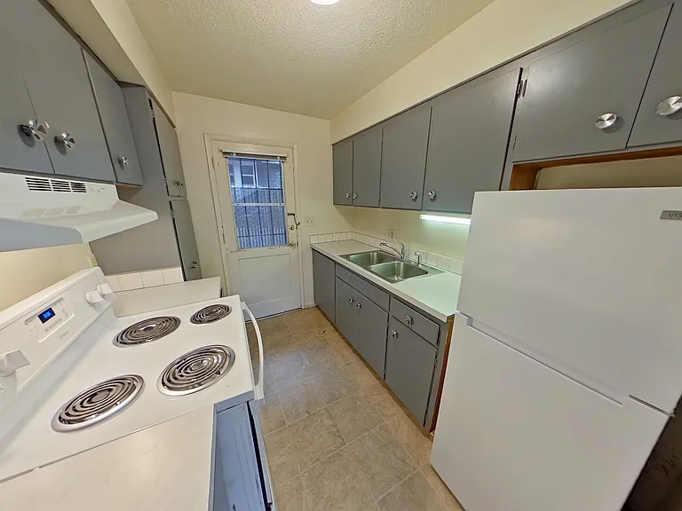 555 W 8th Ave — Photo 3