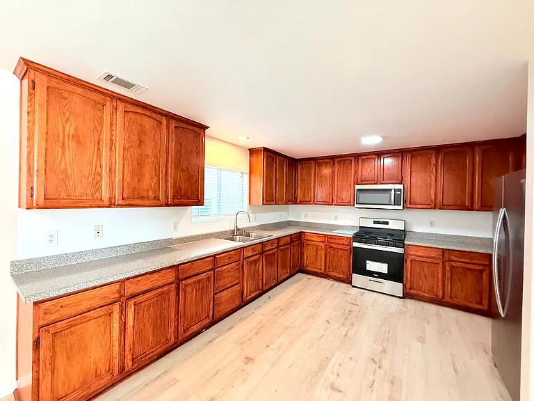 762 W. 21st St. — Photo 7