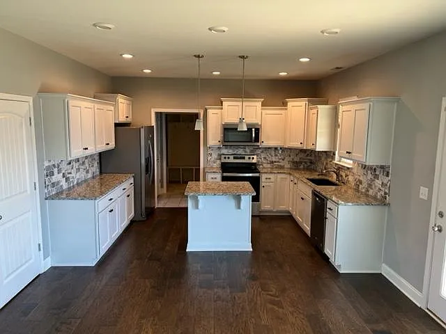 Beautiful Kitchen with fully wrapped backsplash!