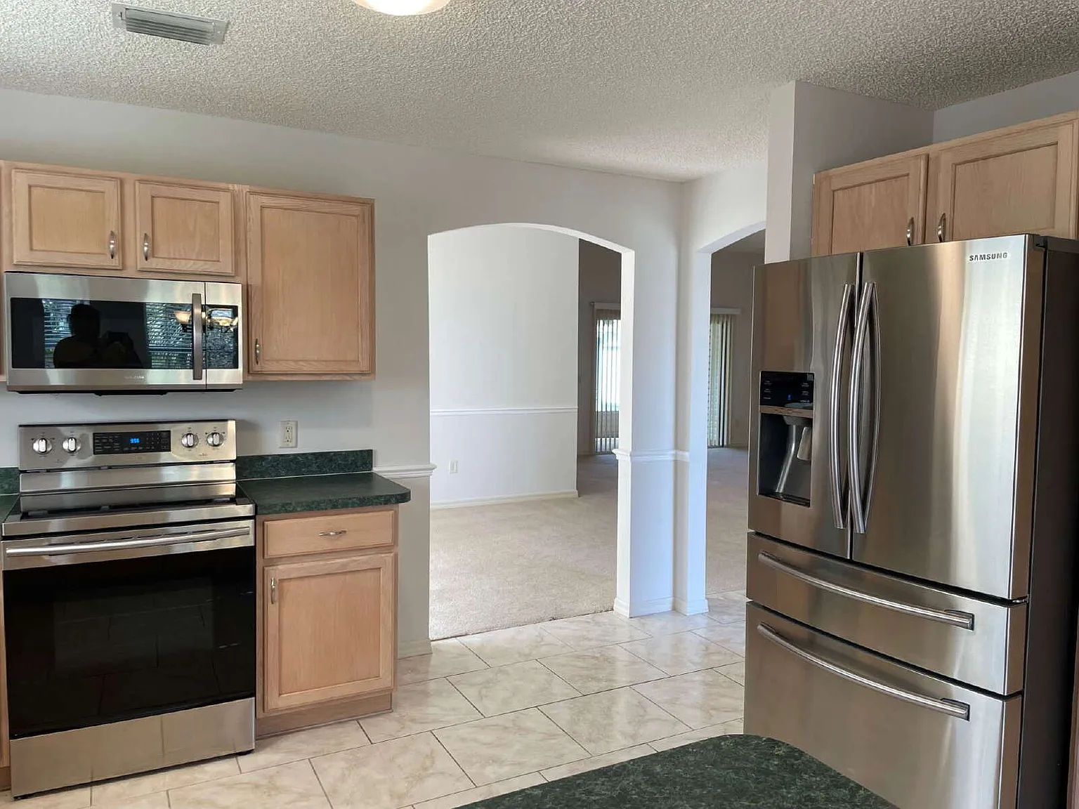 3 bed, 2.0 bath, 1850 sqft, $2,300 — Photo 4