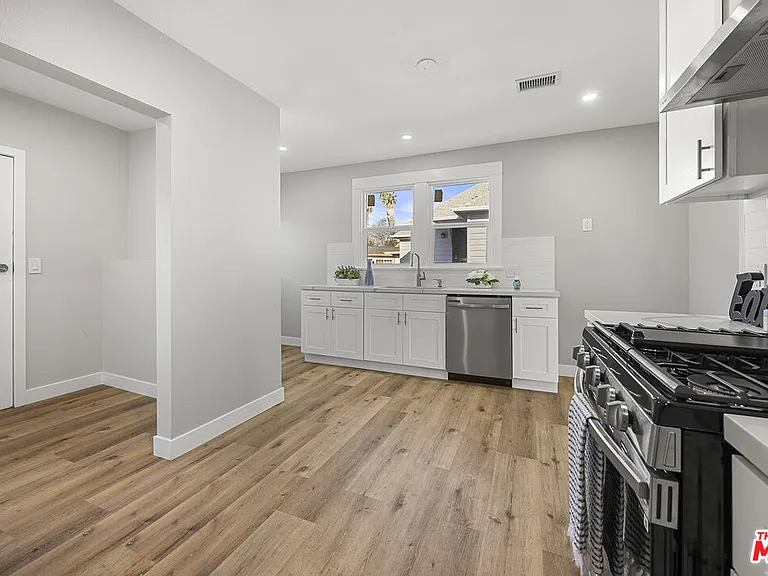 5465 S Victoria Ave — Photo 12