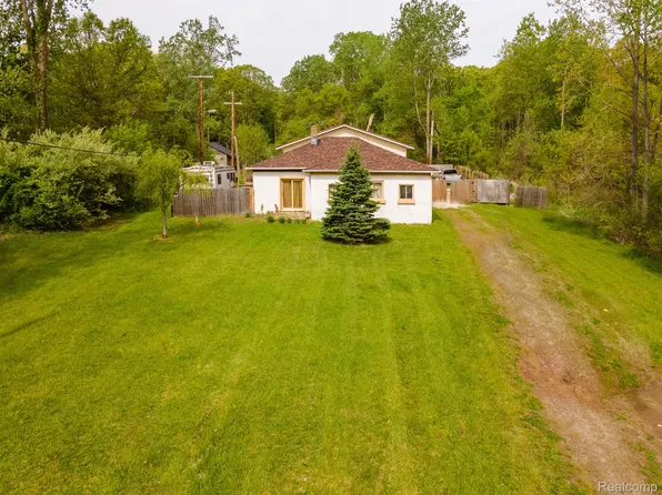 24460 Martinsville Rd, Belleville, MI 48111