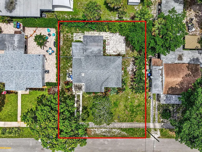 841 SW 18th Ct — Photo 11