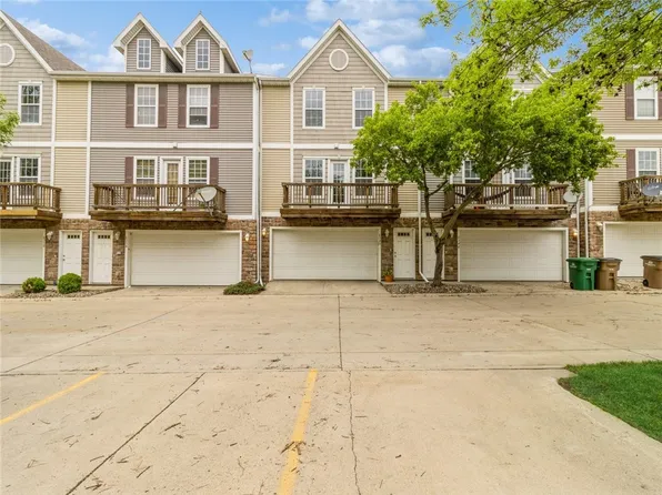 6340 Little Leaf Ln, Pleasant Hill, IA 50327