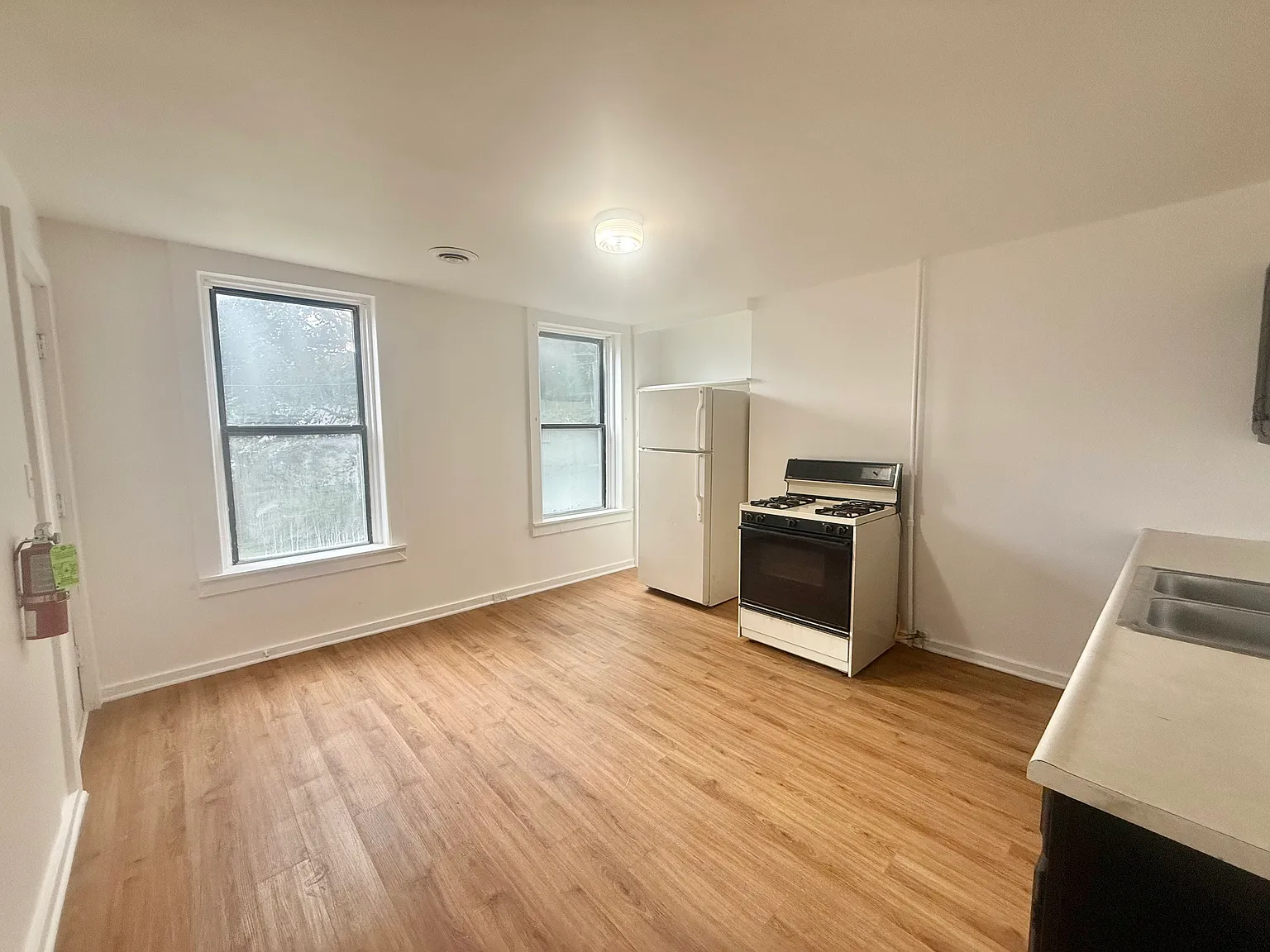 3 bed, $1,349 — Photo 2