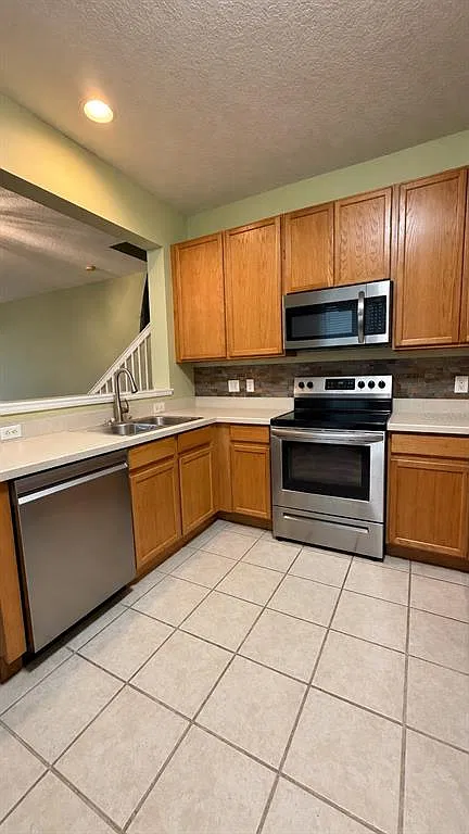 3 bed, 2.5 bath, 1628 sqft, $2,350 — Photo 3