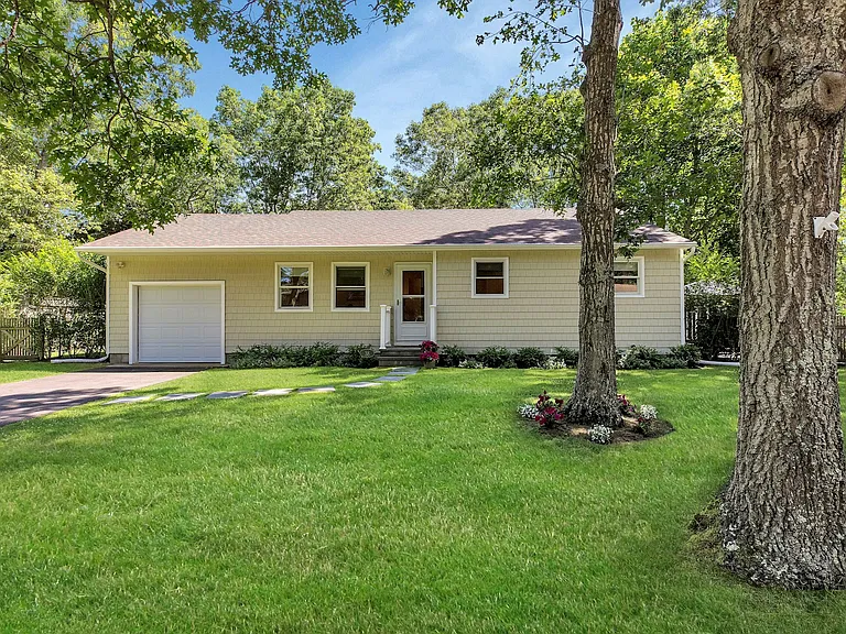 38 Woodridge Rd — Photo 1