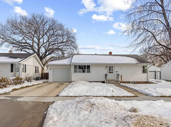 1722 15th St S, Fargo, ND 58103
