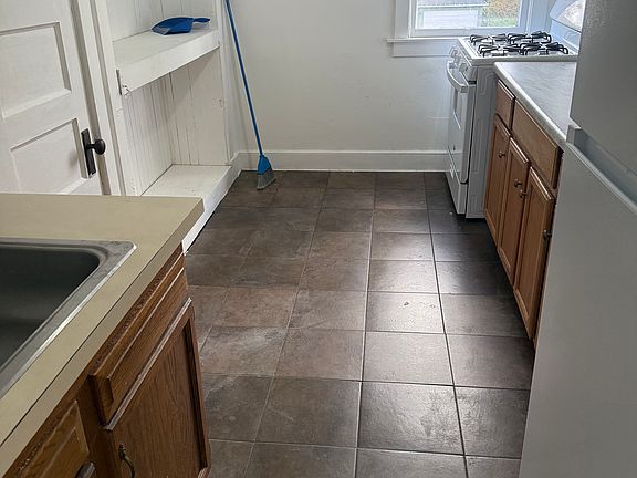 4th image of 676 Chenango St #2