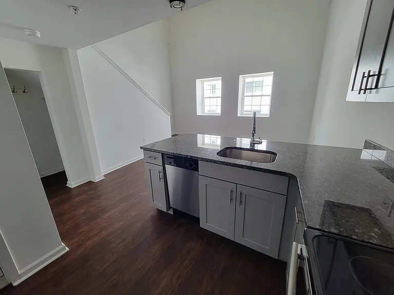 2231 Bryn Mawr Ave #7 — Photo 3