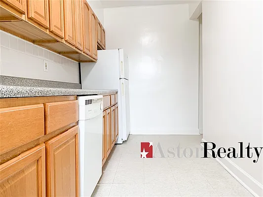 Rented by Astor Realty | media 18
