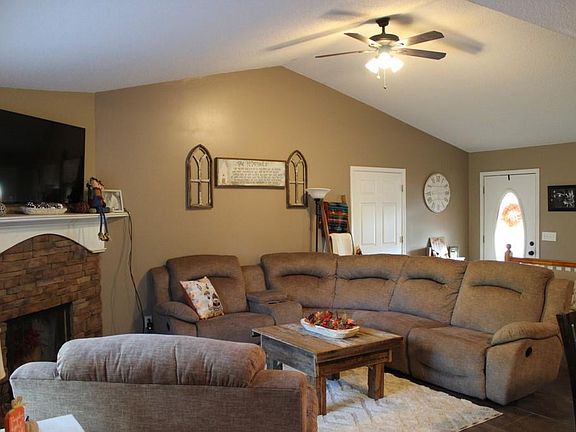 4th image of 20 Greatwood Dr