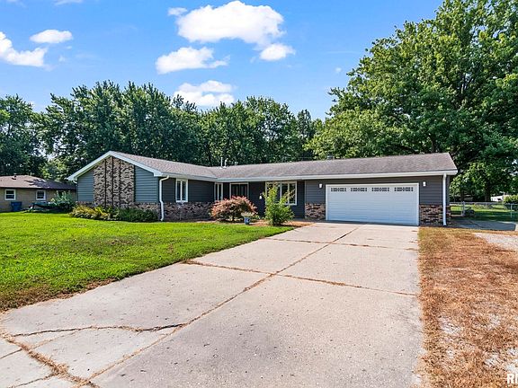 3rd image of 1070 Green Acres Ln