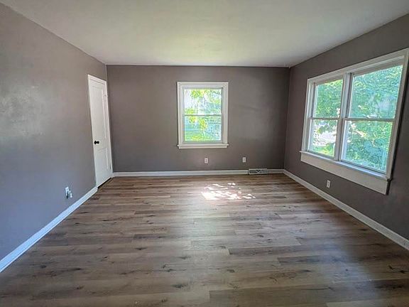 3rd image of 2216 E Lawrence Ave