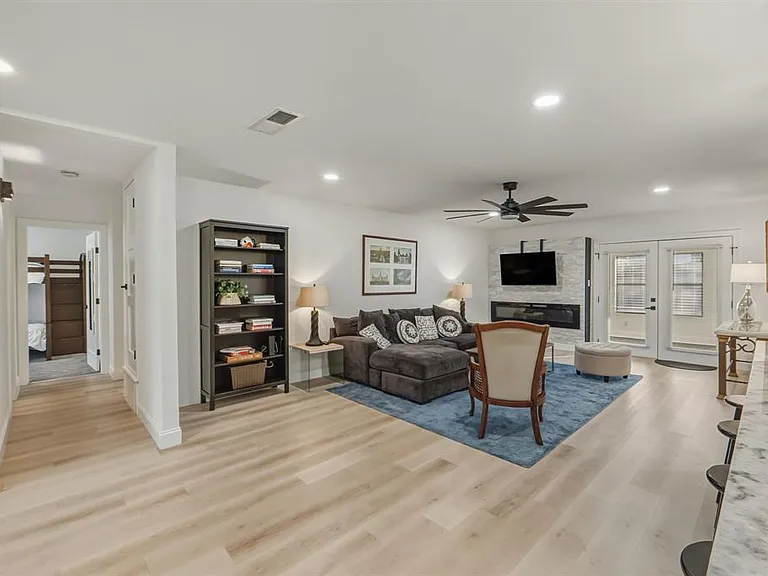 2107 Lewood Cir — Photo 4