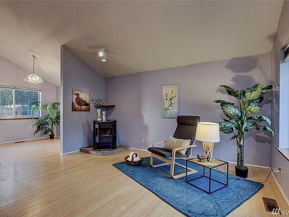 Vaulted ceilings, bamboo floors and pellet stove