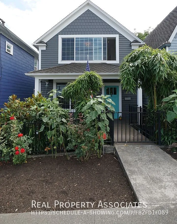 Gorgeous 2 bedroom house with water views, large bonus room, and a beautiful outdoor patio! — Photo 2