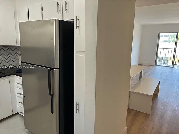 5th image of 1150 Collins Ave APT 503