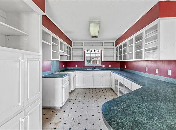 5th image of 2747 Oak Crest Dr