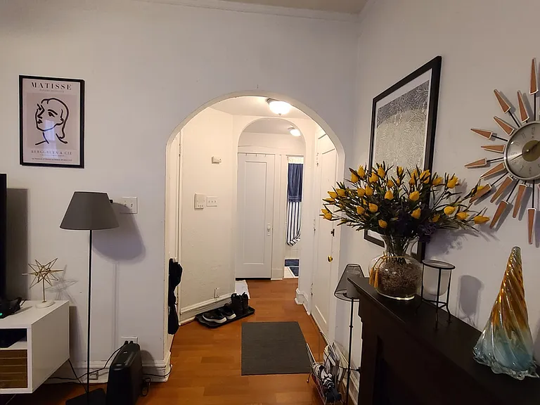 1 BR garden 850 Hall