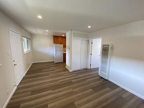 2nd image of 608 Oakside Ave #4