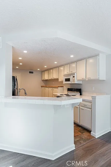2 bed, 1276 sqft, $4,000 — Photo 2