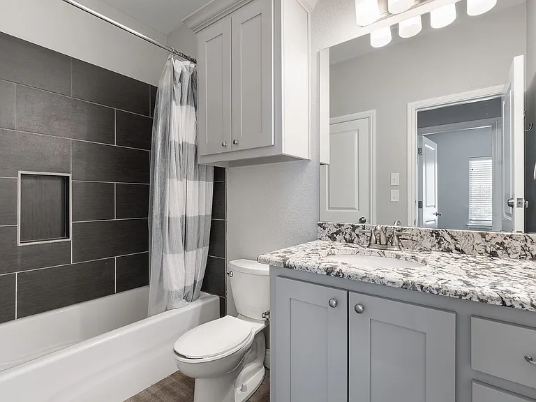 2404 W Lowden St — Photo 3