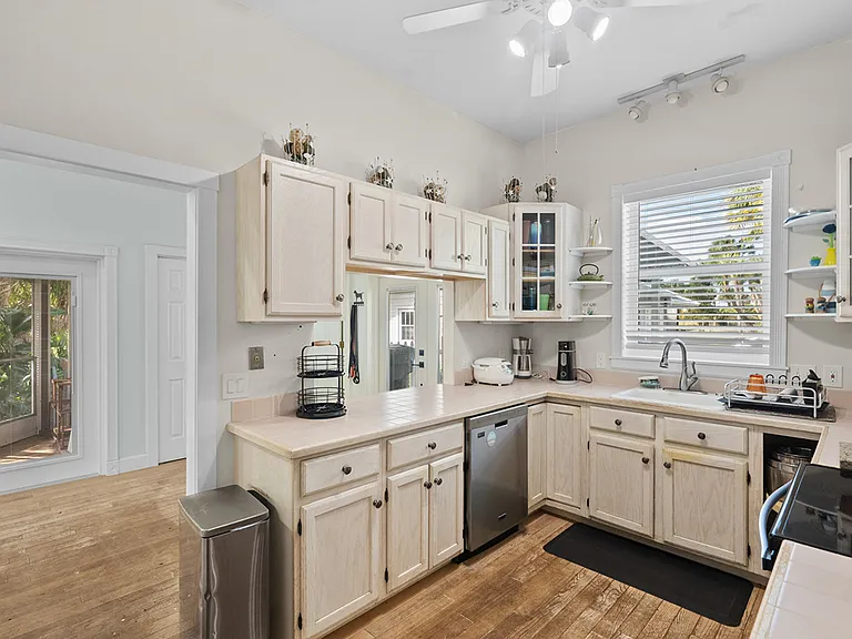 6789 S Indian River Dr — Photo 2