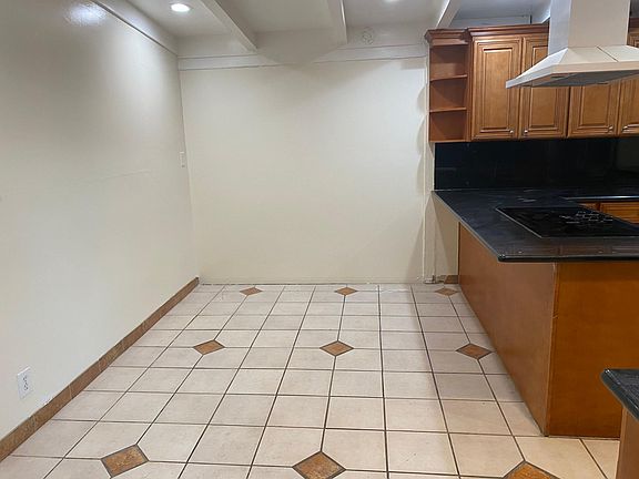 5th image of 2596 Dixon Dr #1