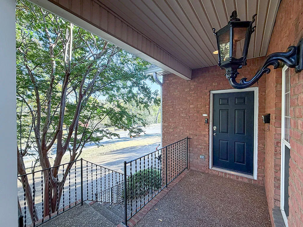 3 bed, 2.5 bath, 1922 sqft, $5,200 — Photo 3