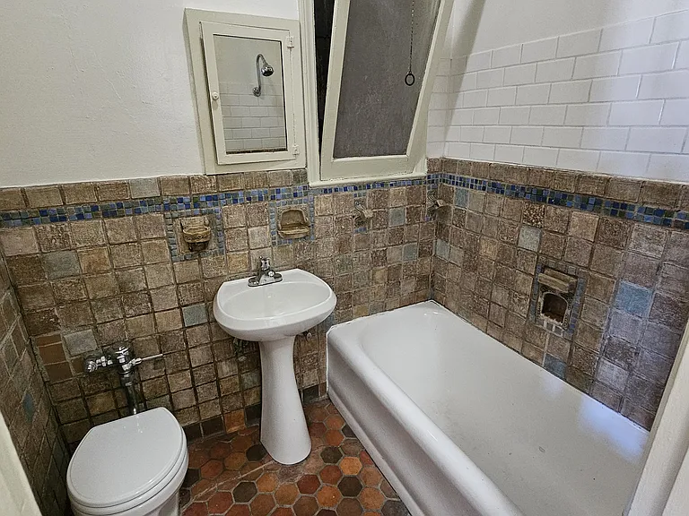 AFTON ARMS — Photo 14