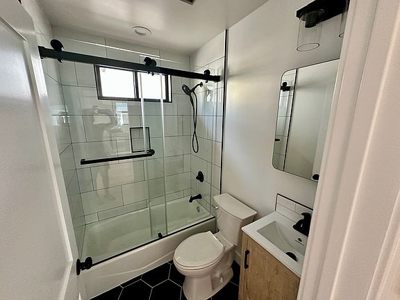 3rd image of 124 Lyndon St #1