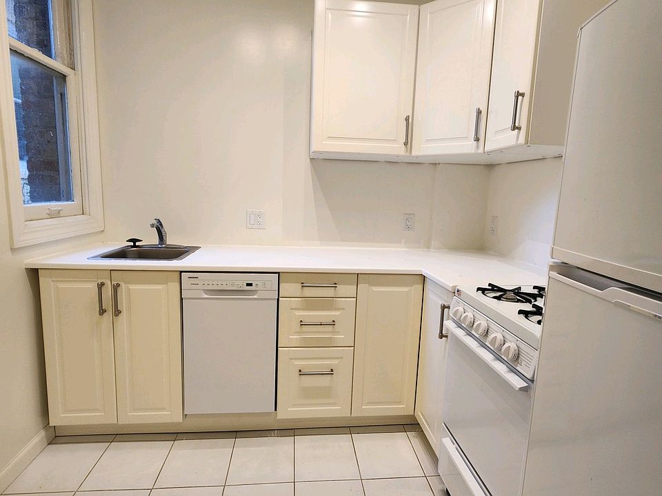 New fitted kitchen . Includes Refrigerator, Stove, Garbage disposal and Dishwasher