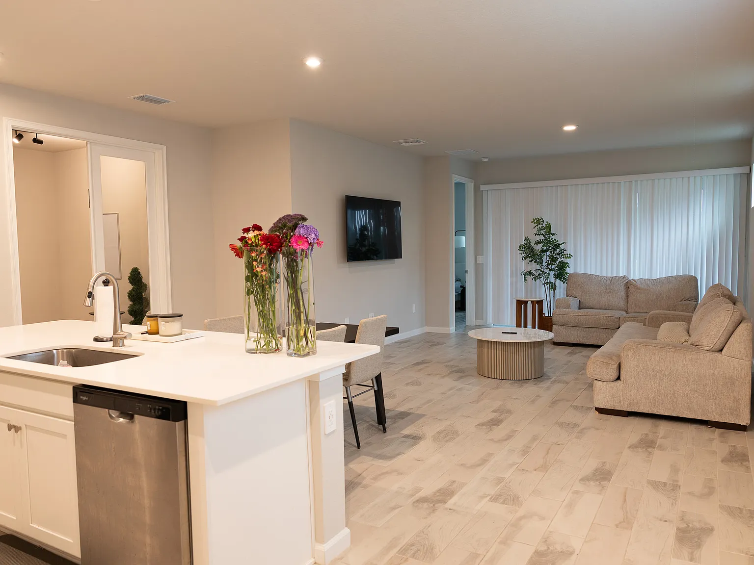 2 bed, 1515 sqft, $2,400 — Photo 2