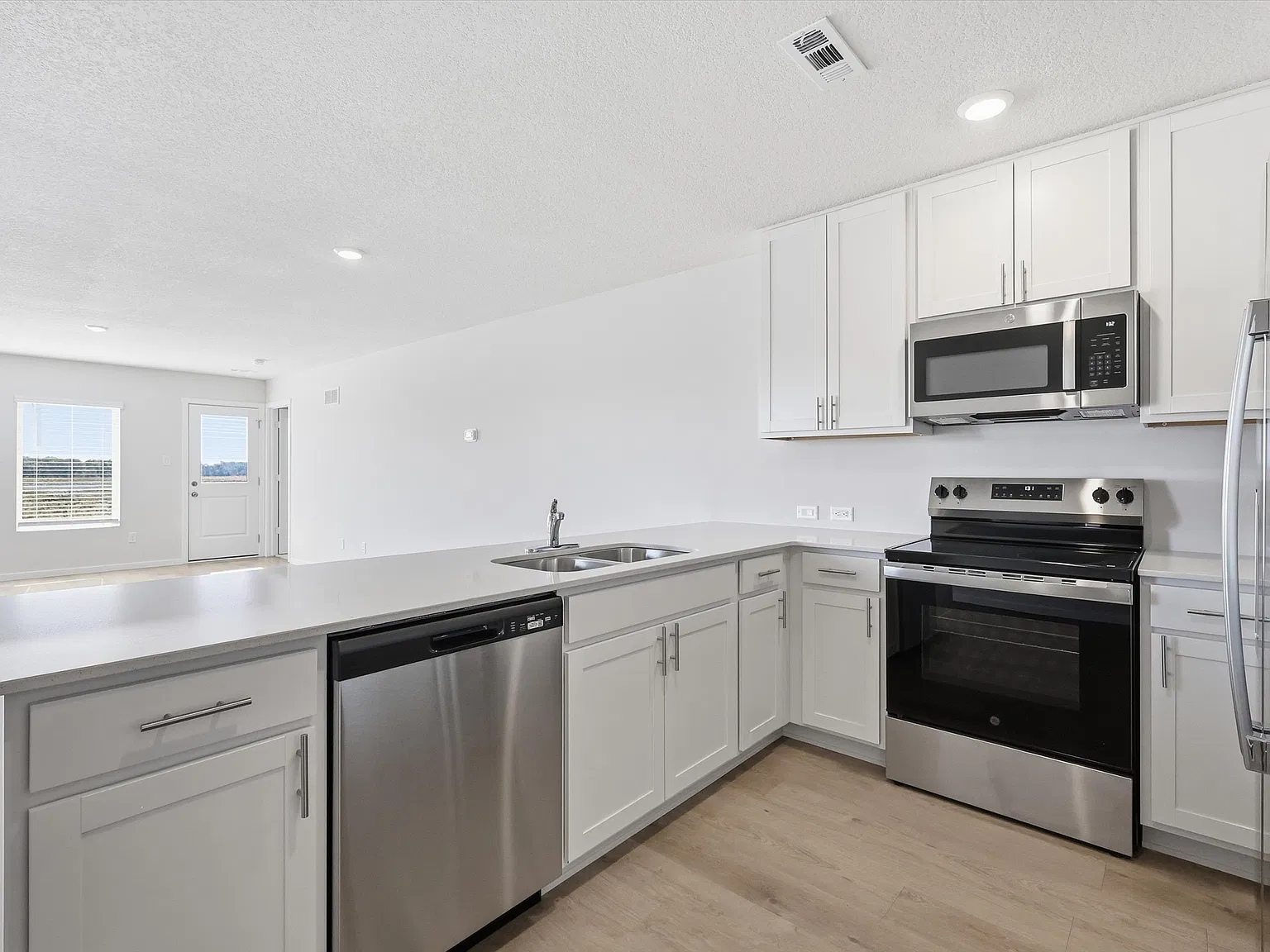 3 bed, 1402 sqft, $2,300 — Photo 4