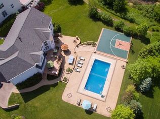 8136 S Boulder Ct, Long Grove, IL 60047